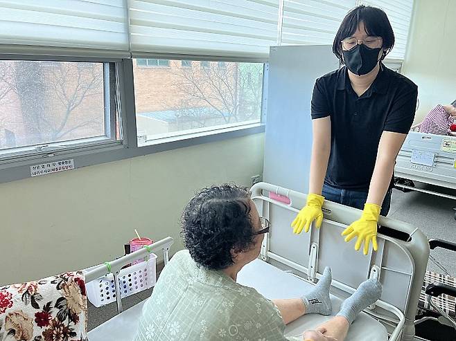 장애인일자리사업 일환인 발달장애인 요양보호사 보조. 무등일보DB