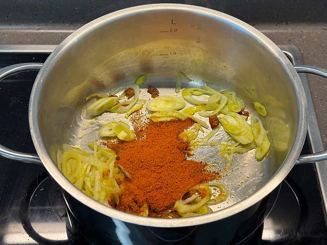 얼큰한 맛을 내기 위해 고춧가루를 넣어 파기름과 함께 볶아내는 과정