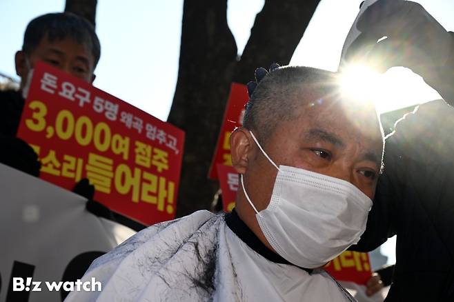 더본코리아 가맹점주와 충남 예산상설시장 상인들이 19일 서울 서초구 전국가맹점협의회 앞에서 '전가협 사실 왜곡 및 여론몰이 중단 촉구' 기자회견을 열고 있다. 모기범 홍콩반점 파주문산점 점주가 삭발을 하고 있다. /사진=이명근 기자 qwe123@