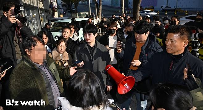 더본코리아 가맹점주와 충남 예산상설시장 상인들이 19일 서울 서초구 전국가맹점협의회 앞에서 '전가협 사실 왜곡 및 여론몰이 중단 촉구' 기자회견을 여는 가운데 박성용 전가협 정책팀장이 기자들과 대화를 나누고 있다. /사진=이명근 기자 qwe123@