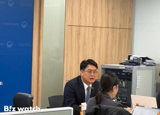 이정렬 개인정보보호위원회 부위원장이 20일 정부서울청사 개인정보보호위원회 기자실에 방문해 기자들과 소통하고 있다./사진=비즈워치