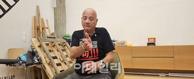 인질로 잡혀갔다 구출된 루이스 할씨가 한국 기자들에게 당시 상황을 설명하고 있다.