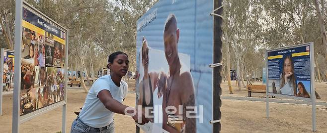 이스라엘 노바축제 생존자인 마잘 타자조씨가 2023년 10월7일 하마스에게 살해당한 자신의 친구들에 대해 얘기하고 있다.