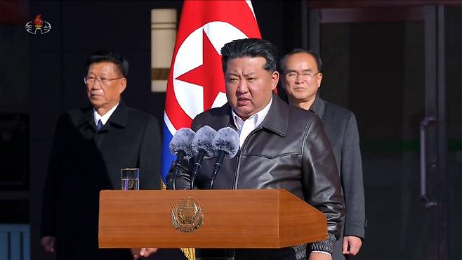 김정은 국무위원장이 지난 19일 ‘지방발전 20×10 정책’의 일환으로 건설된 강동군병원 준공식에 참석해 연설했다고 조선중앙TV가 20일 보도했다. [조선중앙TV=연합뉴스 제공]