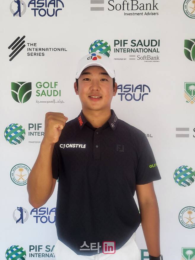 최승빈이 19일 사우디아라비라 리야드의 리야드 골프클럽에서 열린 PIF 사우디 인터내셔널 1라운드를 공동 9위로 마친 뒤 공동취재구역에서 인터뷰하고 있다. (사진=주영로 기자)