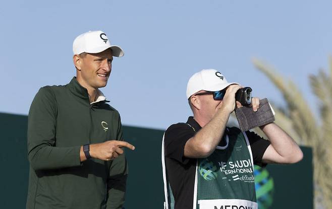 애드리안 메롱크의 캐디가 경기 도중 거리측정기를 사용하고 있다. (사진=Asian Tour)