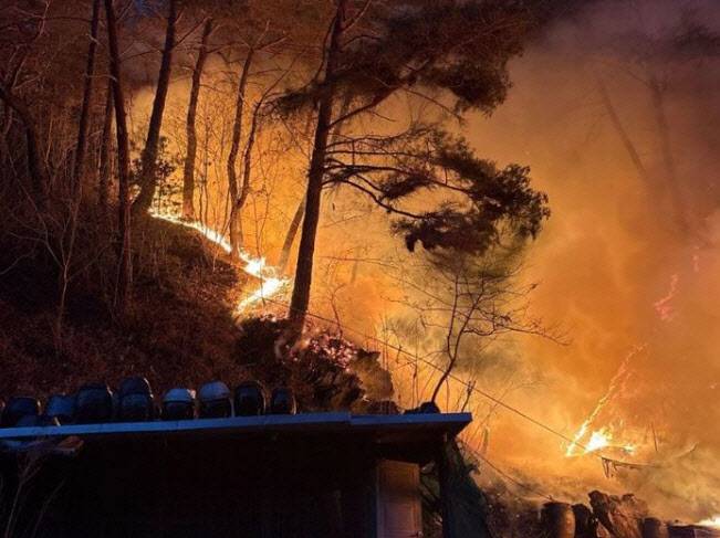 20일 오후 5시 23분경 강원 인제 기린면 현리 인근 야산에서 발생한 산불. (사진=뉴시스)