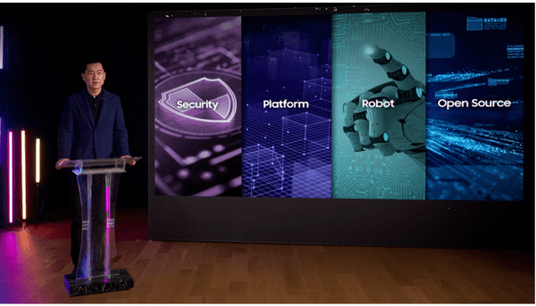 20일 진행된 '삼성 테크 콘퍼런스 2025'에서 삼성전자 DX부문 최고기술책임자(CTO) 겸 삼성리서치장 전경훈 사장이 환영사를 하고 있다 삼성전자 제공