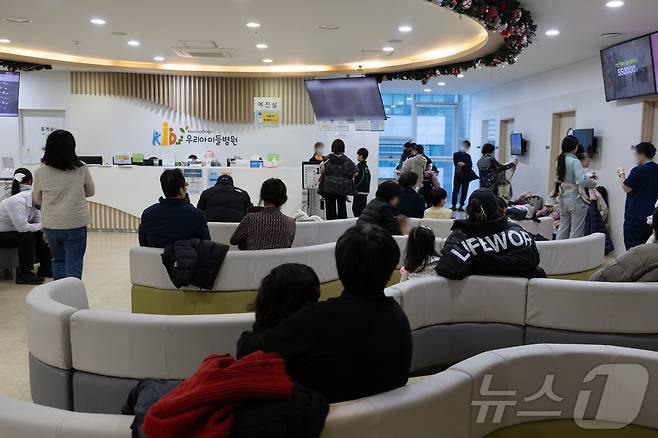 올해 인플루엔자(독감) 환자가 증가하고 있는 19일 서울의 한 어린이 전문병원에 환자들로 붐비고 있다. 보건당국은 독감 유행이 최근 10년 중 가장 빠르게 시작되고, 환자 수 역시 같은 기간 동안 최대라며 65세 이상 어르신과 임신부 등의 예방접종을 당부했다. 2025.11.19/뉴스1 ⓒ News1 이재명 기자