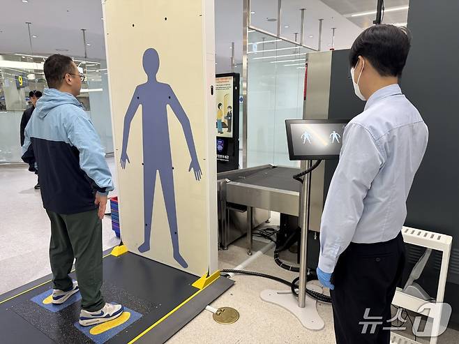시연용 마약 물품을 옷속에 숨겨둔 세관 직원이 X-레이 검사를 받고 있다.2025.11.19/뉴스1