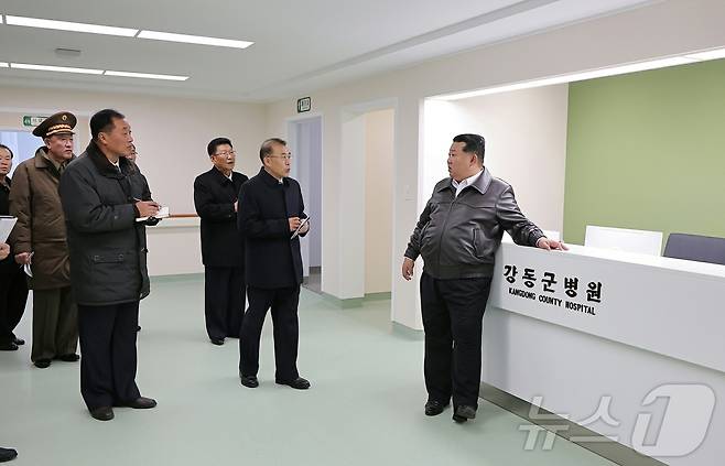 (평양 노동신문=뉴스1) = 북한 노동당 기관지 노동신문은 20일 김정은 당 총비서가 참석한 가운데 "당의 웅대한 지방 발전 강령을 전망적으로 확대 추진하는데 있어서 또 하나의 괄목할 성과로 되는 '지방발전 20×10 정책' 강동군병원 준공식이 11월 19일 성대히 진행됐다＂고 보도했다. [국내에서만 사용가능. 재배포 금지. DB 금지. For Use Only in the Republic of Korea. Redistribution Prohibited] rodongphoto@news1.kr