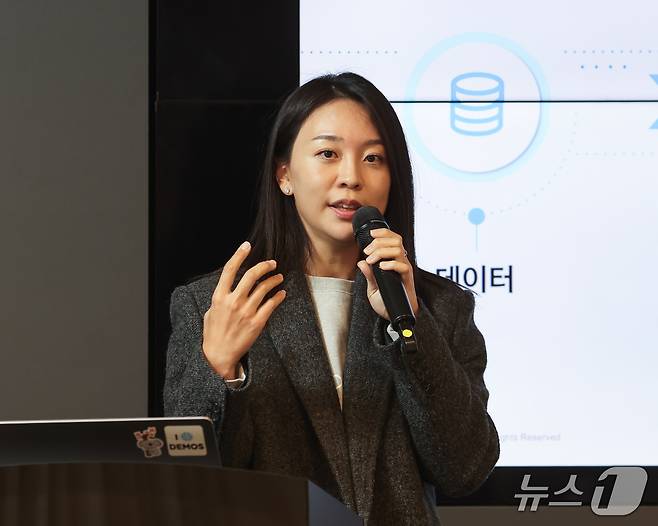 이수현 스노우플레이크 에반젤리스트가 서울 강남구 코엑스 스파크플러스에서 열린 인텔리전스 출시 기자간담회에서 발언하고 있다. 2025.11.20 뉴스1(스노우플레이크 제공)