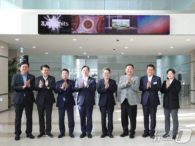 20일 오후 김동연 경기도지사가 파주 LG디스플레이 국내복귀 투자현장을 방문해 김경일 파주시장, 정철동 LG디스플레이 대표이사, 박정 국회의원 및 관계자들과 간담회를 마치고 기념촬영을 하고 있다.(경기도 제공. 재판매 및 DB금지)