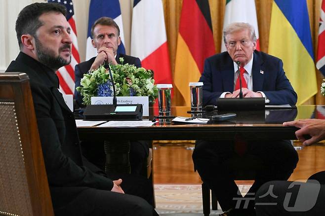 8월 18일(현지시간) 미국 우크라이나 유럽 확대 정상회의에 참석한 볼로디미르 젤렌스키 우크라이나 대통령(왼쪽부터), 에마뉘엘 마크롱 프랑스 대통령, 도널드 트럼프 미국 대통령. 2025.08.18 ⓒ AFP=뉴스1 ⓒ News1 이지예 객원기자