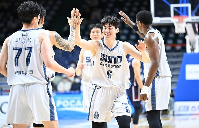 고양 소노 이정현(6번)이 20일 부산 사직체육관에서 열린 2025-26 프로농구 부산 KCC와 원정 경기에서 31점을 기록해 팀 승리를 이끌었다.(KBL 제공)