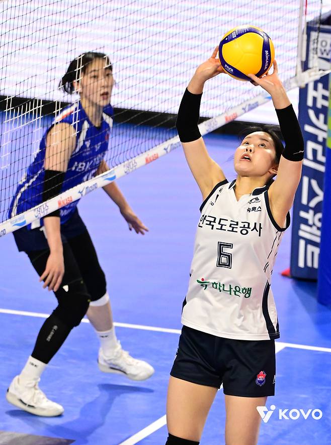 토스하는 도로공사 세터 이윤정. 제공 | 한국배구연맹