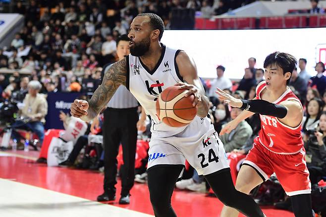 윌리엄스가 돌파하고 있다. 사진 | KBL