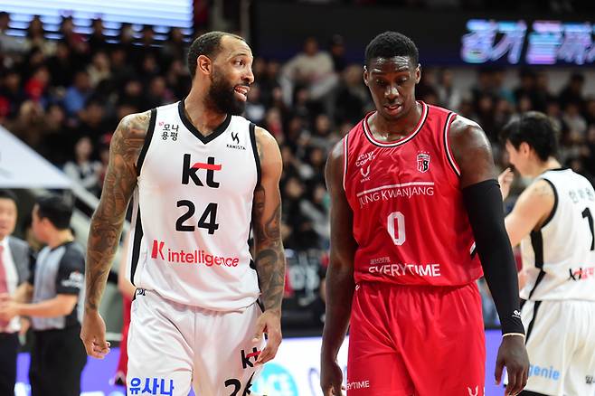 윌리엄스가 오브라이언트와 얘기를 나누고 있다. 사진 | KBL