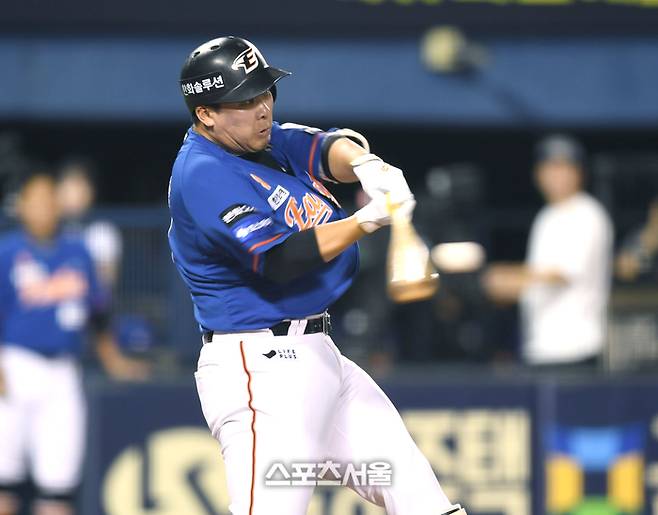한화 안치홍이 25일 서울 잠실구장에서 열린 2024 KBO리그 LG와 경기 3회초 2사1,3루 좌중간 안타를 치고 있다. 잠실 | 최승섭 기자 thunder@sportsseoul.com
