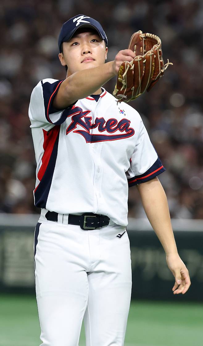 16일 일본 도쿄돔에서 열린 2025 K베이스볼 시리즈 대한민국과 일본의 평가전. 1회초 대한민국 선발투수 정우주가 삼자범퇴로 깔끔하게 이닝을 마무리 지은 뒤 더그아웃으로 향하고 있다. 사진 | 연합뉴스