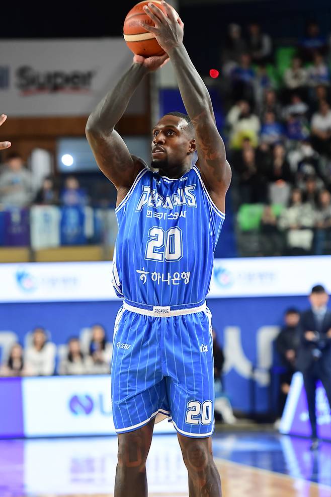 가스공사 라건아가 18일 대구체육관에서 열린 2025~26 LG전자 프로농구 2라운드 부산 KCC전에서 슛을 쏘고 있다. 사진 | KBL