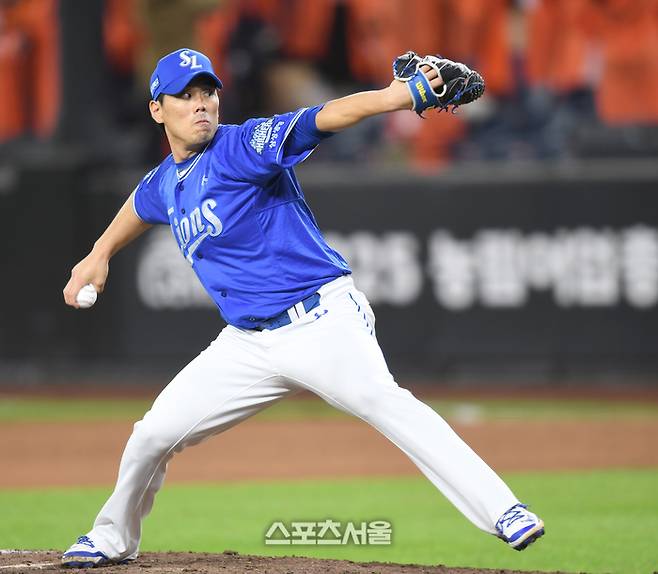 삼성 투수 김재윤이 대전 한화생명 볼파크에서 열린 2025 KBO 포스트시즌 플레이오프 5차전 한화와 경기 8회 역투하고 있다. 대전 | 최승섭기자 thunder@sportsseoul.com