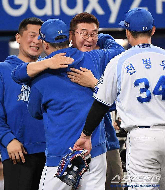 14일 대구 라이온즈파크에서 열린 SSG와 삼성의 준PO 4차전. 삼성이 5대2로 승리하며 시리즈 전적 3승 1패로 플레이오프에 진출했다. 이종열 단장이 박진만 감독과 포옹하고 있다. 대구=정재근 기자 cjg@sportschosun.com/2025.10.14/