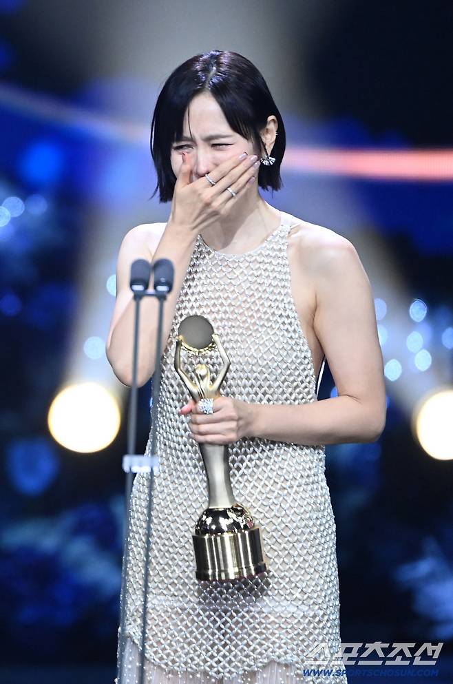 제46회 청룡영화상 시상식이 19일 여의도 KBS홀에서 열렸다. 여우주연상을 수상한 손예진이 기뻐하고 있다. 허상욱 기자  wook@sportschosun.com/2025.11.19/