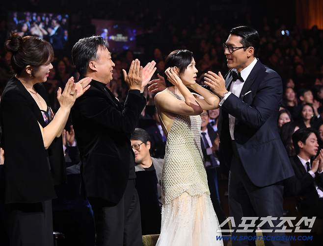 제46회 청룡영화상 시상식이 19일 여의도 KBS홀에서 열렸다. 여우주연상을 수상한 손예진이 남편 현빈과 이성민, 염혜란의 축하를 받고 있다. 정재근 기자 cjg@sportschosun.com/2025.11.19/