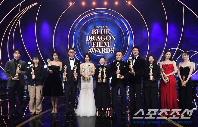 제46회 청룡영화상 시상식이 19일 여의도 KBS홀에서 열렸다. 수상자들이 기념 촬영을 하고 있다. 박재만 기자  pjm@sportschosun.com/2025.11.19/