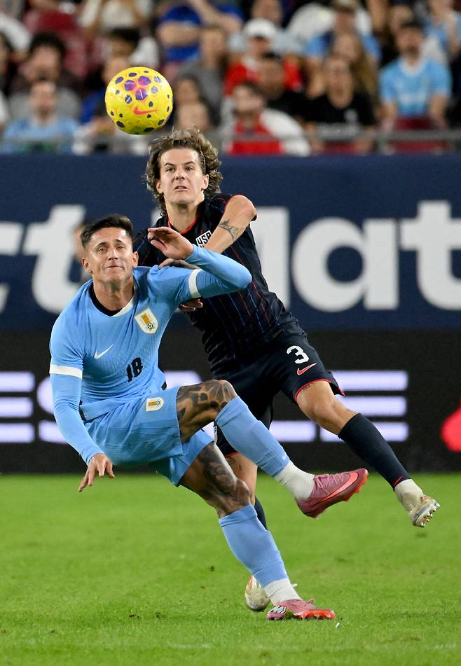 Uruguay's Brian Rodriguez (18) and United States' John Tonkin (3) battle for the ball during the second half of an international friendly soccer game, <저작권자(c) 연합뉴스, 무단 전재-재배포, AI 학습 및 활용 금지>