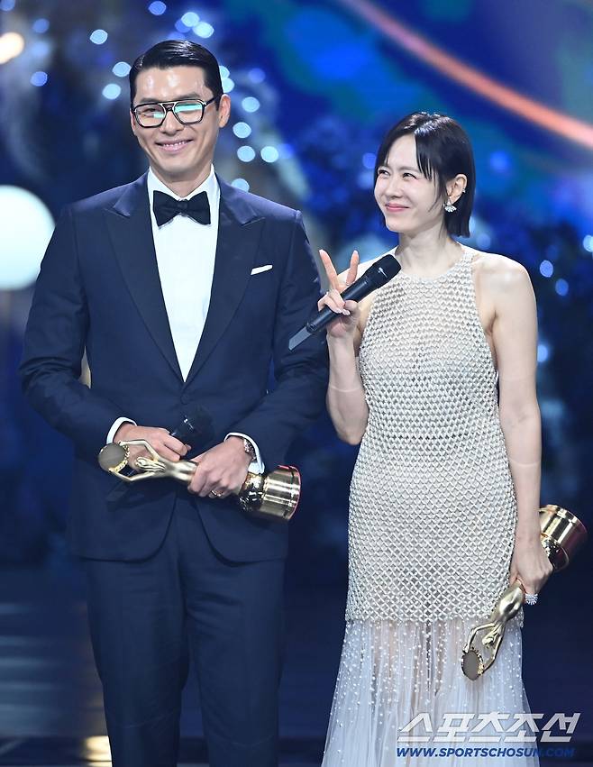 제46회 청룡영화상 시상식이 19일 여의도 KBS홀에서 열렸다. 청정원 인기 스타상을 수상한 현빈, 손예진이 기뻐하고 있다. 있다. 허상욱 기자  wook@sportschosun.com/2025.11.19/