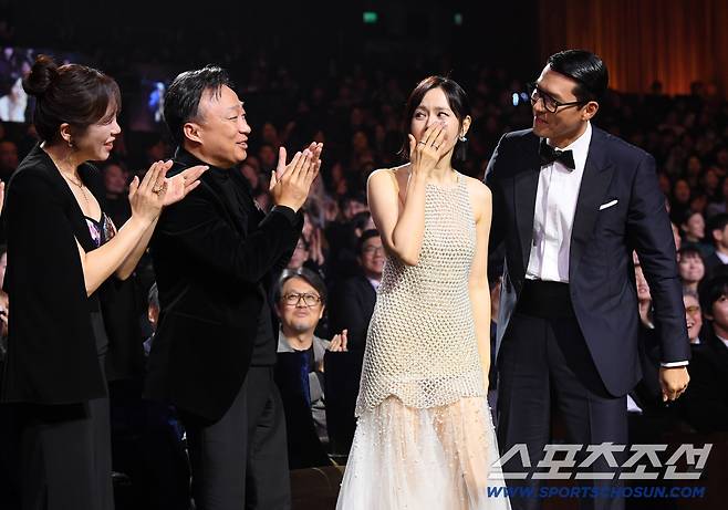 제46회 청룡영화상 시상식이 19일 여의도 KBS홀에서 열렸다. 여우주연상을 수상한 손예진이 남편 현빈과 이성민, 염혜란의 축하를 받고 있다. 정재근 기자 cjg@sportschosun.com/2025.11.19/