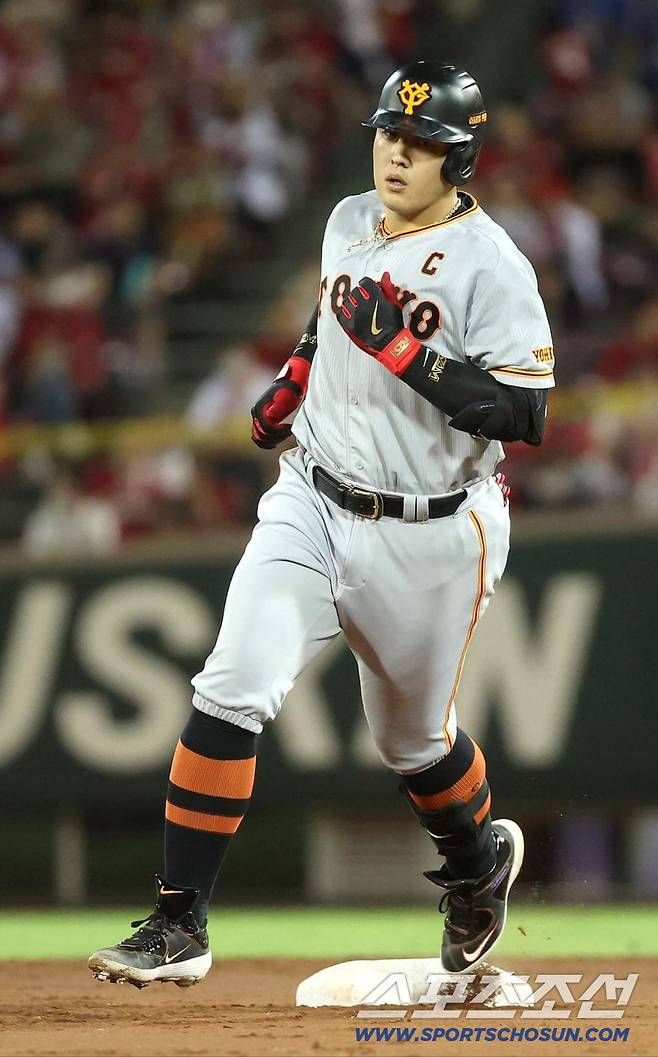 홈런을 치고 베이스는 도는 오카모토. 타격뿐만 아니라 1,3루 수비도 뛰어나다. 사진출처=요미우리 자이언츠 SNS