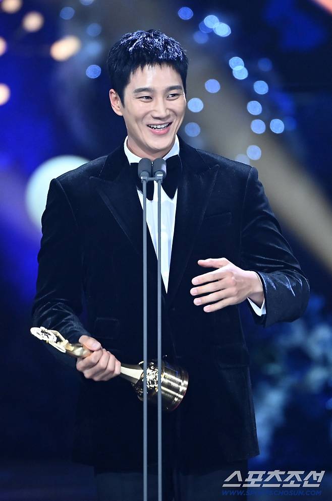 제46회 청룡영화상 시상식이 19일 여의도 KBS홀에서 열렸다. 신인남우상을 수상한 안보현이 기뻐하고 있다. 허상욱 기자  wook@sportschosun.com/2025.11.19/