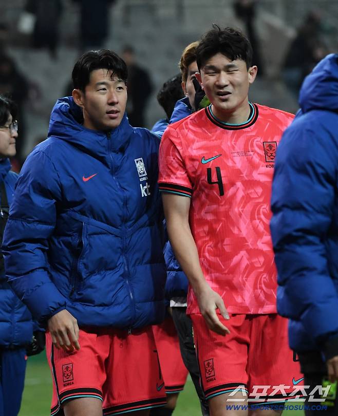 18일 서울월드컵경기장에서 열린 대한민국과 가나의 A매치 평가전. 경기 종료 후 손흥민, 김민재가 팬들에게 인사를 건네고 있다. 상암=박재만 기자 pjm@sportschosun.com/2025.11.18/