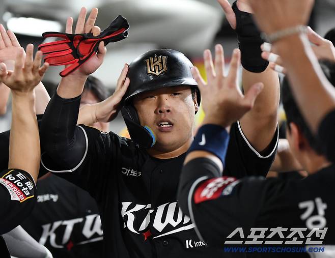 1일 광주 기아챔피언스필드에서 열린 KT-KIA전. 3회초 2사 1, 3루 황재균의 적시타 때 득점한 강백호가 환영받고 있다. 광주=정재근 기자 cjg@sportschosun.com/2025.10.1/