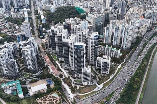 롯데건설이 시공한 서울 강남구 청담동의 하이엔드 주거 브랜드 '청담 르엘'이 지난 10일부터 입주를 시작했다. /롯데건설