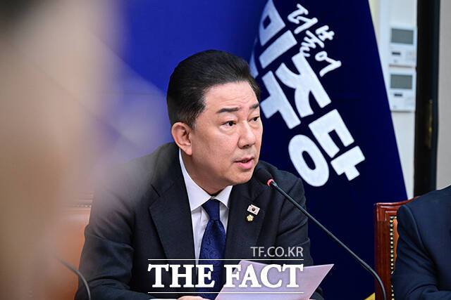 김병기 원내대표는 전날 퇴근길 국회에서 기자들과 만나 "(고발 사실을) 뒤늦게 확인했고 정청래 대표도 모른다"며 "내용의 옳고 그름과 별개로 정성호 법무부 장관과 소통하고 (지도부와) 협의 하에 정교하게 진행했어야 했다. 뒷감당은 거기(법사위)서 하라"고 불만을 표했다. /남윤호 기자