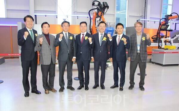 20일 오후 유일로보틱스 청라(첨단기술로 87)에서 개최된 유일로보틱스 인천 청라 신공장 오픈식에서 김동헌 대표이사가 주요 내빈들과 기념촬영을 하고 있다.&nbsp;2025.11.20. / 투어코리아 이창호 기자