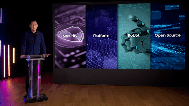 20일 진행된 '삼성 테크 콘퍼런스 2025'에서 삼성전자 DX부문 최고기술책임자(CTO) 겸 삼성리서치장 전경훈 사장이 환영사를 하고 있다(사진=삼성전자)