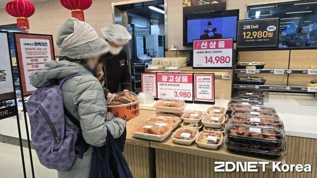 20일 오전 이마트 용산점에서 한 고객이 ‘어메이징 완벽치킨’을 구입하고 있다.