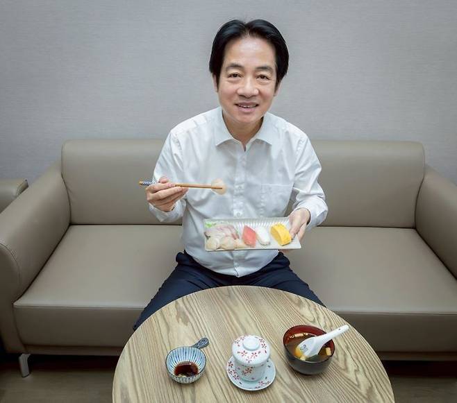 라이칭더 대만 총통이 20일 자신의 사회적관계망서비스(SNS)에 일본산 해산물로 만든 초밥을 먹는 사진을 올렸다. 라이칭더 SNS