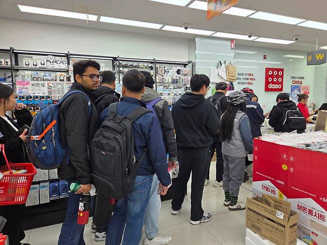 지난 7일 오후 5시쯤 경남 거제시 장평동 다이소의 모습. 외국인 노동자들로 붐볐다. /김명진 기자