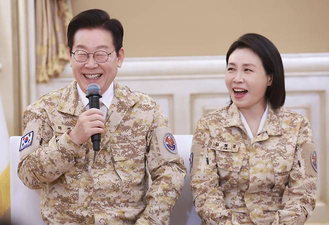 아랍에미리트(UAE)를 국빈 방문 중인 이재명 대통령이 김혜경 여사와 함께 19일(현지 시각) 아부다비의 한 호텔에서 아크부대 장병들과 간담회를 갖고 있다./연합뉴스