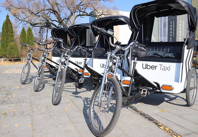 우버 택시가 서울 북촌에서 ‘우버 택시 인력거’를 활용한 투어 프로그램을 운영한다./우버 택시 제공