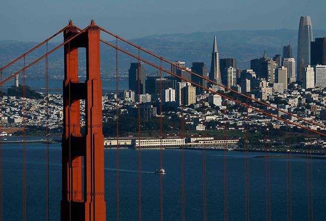 미국 캘리포니아주 소살리토에서 바라본 샌프란시스코 스카이라인 앞 금문교 전경. /AFP=연합뉴스