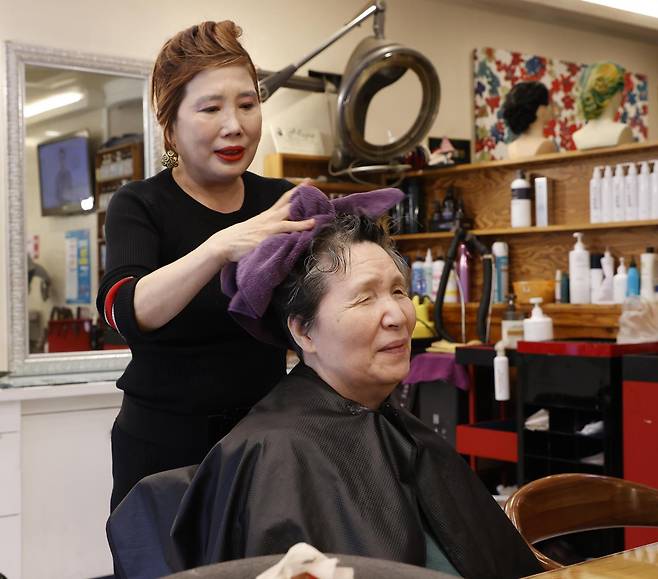 18일 오후 서울 은평구의 한 ‘장애인 친화 미용실’에서 시각장애인인 양정희 씨가 머리 손질을 받고 있다. 장애인 친화 미용실은 장애인의 이동·이용 편의를 고려한 맞춤형 시설을 갖춘 공간이다. 은평구 제공