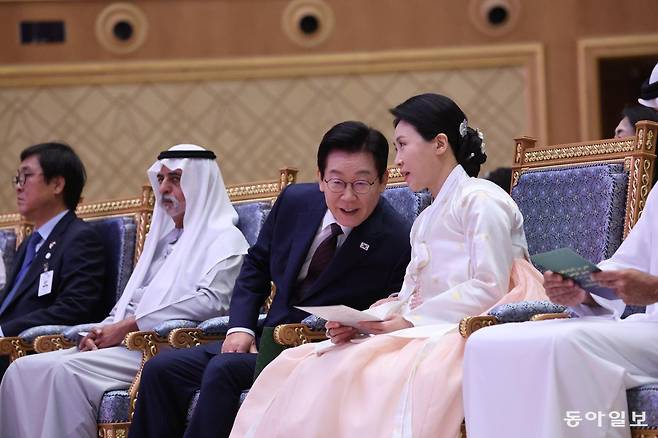 아랍에미리트(UAE)를 국빈방문한 이재명 대통령이 부인 김혜경 여사와 18일(현지시간) 오후 UAE 대통령궁에서 열린 문화 행사에 참석해 대화를 나누고 있다. 2025.11.18. 아부다비=송은석 기자 silverstone@donga.com