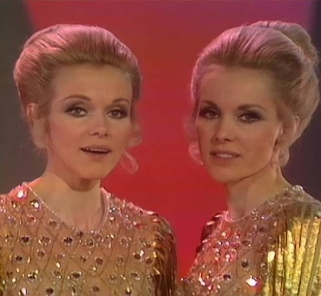 독일 출신 전설적 쌍둥이 댄서 앨리스·엘렌 케슬러 자매가 89세로 같은 날 조력 자살을 선택해 눈을 감았다. 이들은 생전 “함께 떠나고 싶다”던 약속을 지켰다. 사진=에드 설리번 쇼(The Ed Sullivan Show) SNS 캡처